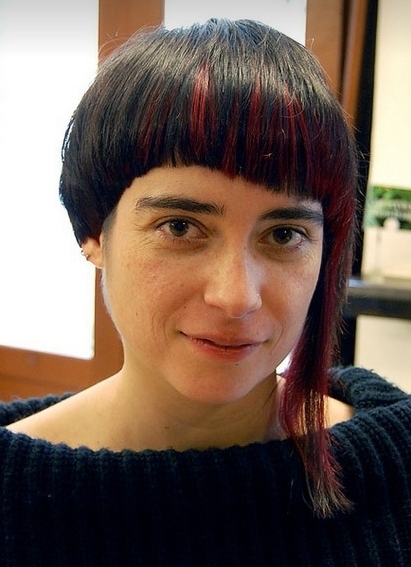asymetryczne fryzury krótkie, czerwone pasemka na czarnych włosach, uczesanie damskie zdjęcie numer 15A